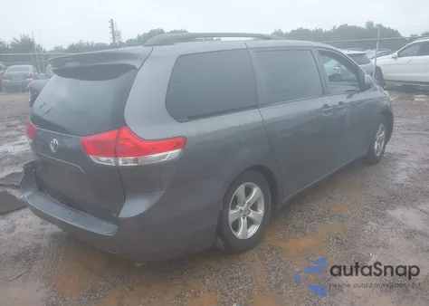 2014 Toyota Sienna Le V6 8 Passenger z USA, uszkodzony, nr VIN 5TDKK3DC4ES477253